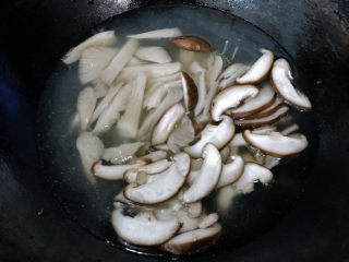 3、蘑菇炒肉,入热水中汆烫,变软即可捞出锅。