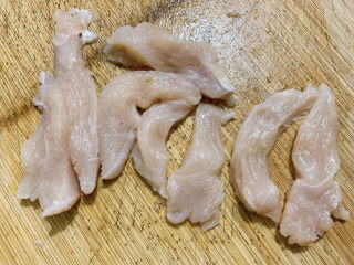 4、蘑菇炒肉,将鸡胸肉切成片