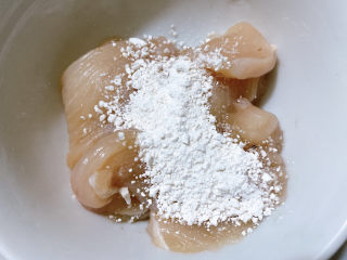 5、蘑菇炒肉,加适量淀粉或者嫩肉粉抓匀备用