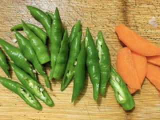 6、蘑菇炒肉,将青椒、胡萝卜洗净分别切成段和片