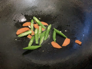 7、蘑菇炒肉,热油锅,将青椒段胡萝卜加入其中爆炒出辣味。