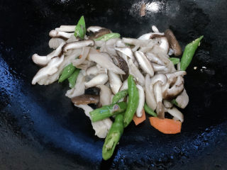 8、蘑菇炒肉,加入菌菇翻炒