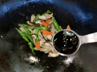 9、蘑菇炒肉,加一勺蚝油提鲜