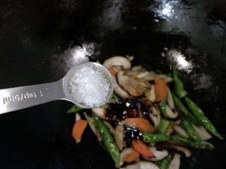 11、蘑菇炒肉,小半勺糖提出鲜甜风味