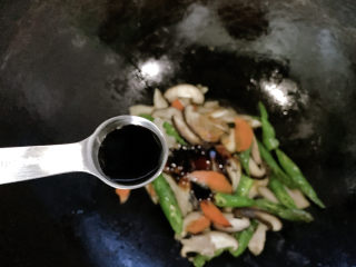 10、蘑菇炒肉,小半勺生抽,加咸味并上色