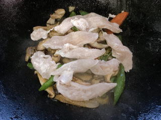 12、蘑菇炒肉,翻炒均匀之后,将鸡胸肉平铺在鲜蔬之上。