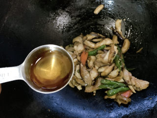 13、蘑菇炒肉,待鸡胸肉变色成熟,加一勺料酒提香快炒15s出锅。