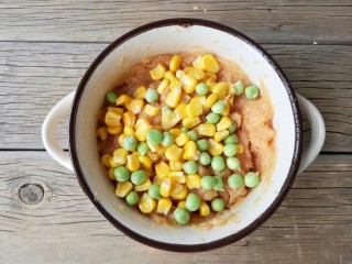 8、香煎鸡茸玉米肠,加入玉米粒和豌豆。