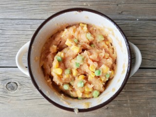 9、香煎鸡茸玉米肠,继续顺刚才的方向搅匀。