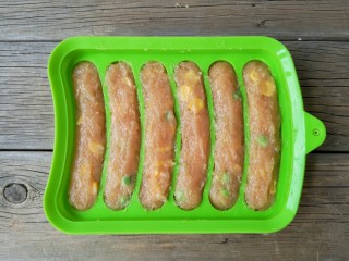 13、香煎鸡茸玉米肠,在模具内挤入肉糜。