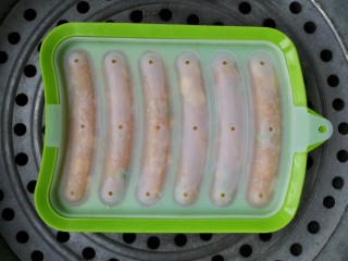 14、香煎鸡茸玉米肠,扣紧模具盖子，上锅隔水大火蒸15分钟。