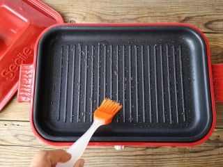 17、香煎鸡茸玉米肠,煎锅里刷一层薄油，加热锅子。