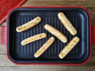 18、香煎鸡茸玉米肠,放入做好的鸡茸玉米肠，煎至自己喜欢的颜色和口感即可。