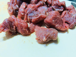 3、红焖牛肉,牛肉切小块，洗净；
