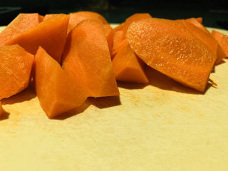 5、红焖牛肉,胡萝卜滚刀，切大块点；