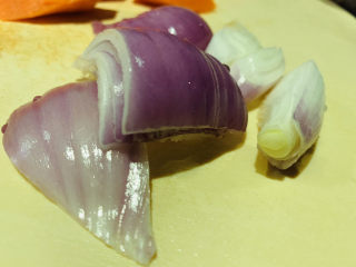 6、红焖牛肉,洋葱半个，洗净，切大块；