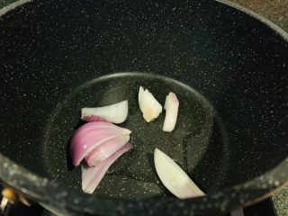 7、红焖牛肉,锅里加油，放入洋葱炒香；