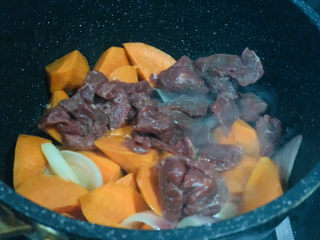 9、红焖牛肉,倒入牛肉翻炒；