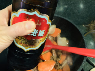 10、红焖牛肉,牛肉炒变色时，加入老酒，可以去腥味，大火炒香；