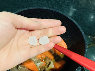 12、红焖牛肉,加两粒冰糖提鲜，如果多加就太甜了；