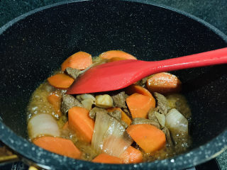 14、红焖牛肉,把所有调料进行翻炒；