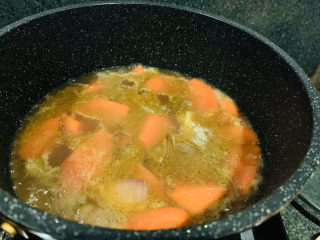 15、红焖牛肉,加入开水，盖过食材；