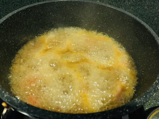 16、红焖牛肉,盖住锅盖，煮沸；