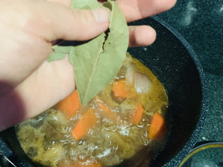 18、红焖牛肉,加两片桂叶，去腥味，增香；