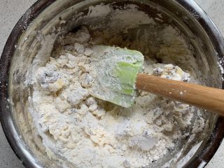 9、蔓越莓饼干,刮刀翻拌均匀，再用手揉成团