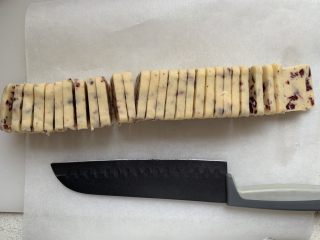 11、蔓越莓饼干,冻硬的面团切成0.5cm左右的片