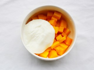 4、好吃到爆的酸奶芒果土司,放入酸奶。