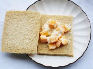 8、好吃到爆的酸奶芒果土司,盖上另一片土司。