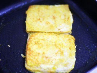 10、好吃到爆的酸奶芒果土司,平底锅刷一层油，放入土司煎至两面金黄即可。