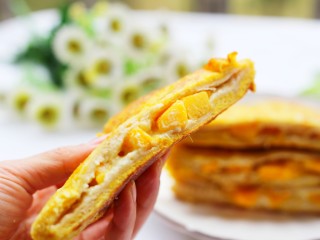 16、好吃到爆的酸奶芒果土司,来，吃一口～