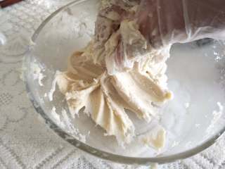 1、酥掉渣的蛋黄酥，月饼季做起来,准备好所需食材，豆沙如果自己制作需要提前准备好。现磕咸鸭蛋黄。首先制作油酥。带手套揉搓让面粉和猪油充分混合，保鲜膜包好冷藏备用。