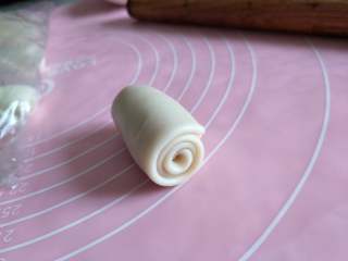 14、酥掉渣的蛋黄酥，月饼季做起来,卷起。