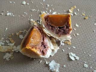 22、酥掉渣的蛋黄酥，月饼季做起来,红豆是自己制作的红芸豆豆沙，非常的好吃。