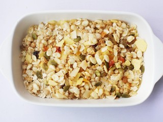 5、香蕉牛奶烤燕麦,香蕉泥中倒入适量的水果燕麦片。