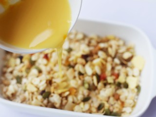 6、香蕉牛奶烤燕麦,倒入蛋液。