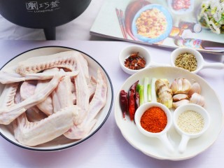 1、电饭煲卤鸭翅,准备好所有食材。