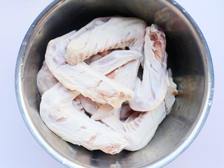 2、电饭煲卤鸭翅,鸭翅每截划三刀。