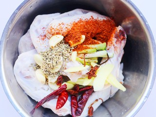 3、电饭煲卤鸭翅,倒入其它准备好的食材。