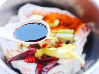 4、电饭煲卤鸭翅,加三勺生抽。