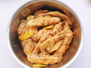 8、电饭煲卤鸭翅,拌匀腌制1小时以上。