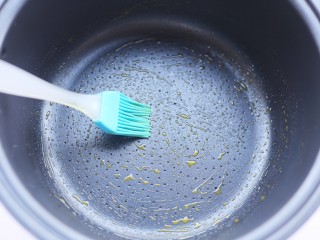 9、电饭煲卤鸭翅,电饭锅刷一层油防粘。