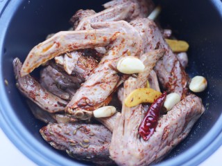 10、电饭煲卤鸭翅,鸭翅放入电饭锅中。