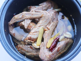 11、电饭煲卤鸭翅,加入没过食材的水。