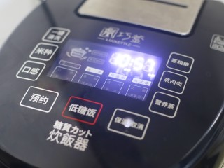 12、电饭煲卤鸭翅,启动“粗粮饭”键煮至自动保温即可。