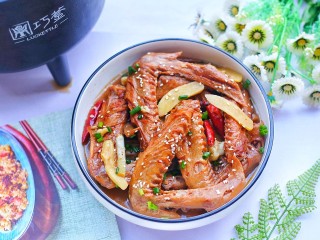 14、电饭煲卤鸭翅,无敌好吃。