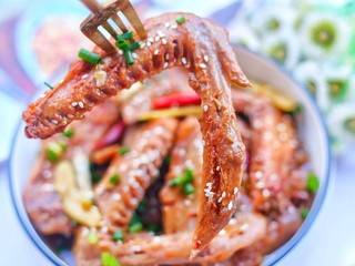 15、电饭煲卤鸭翅,来一口。